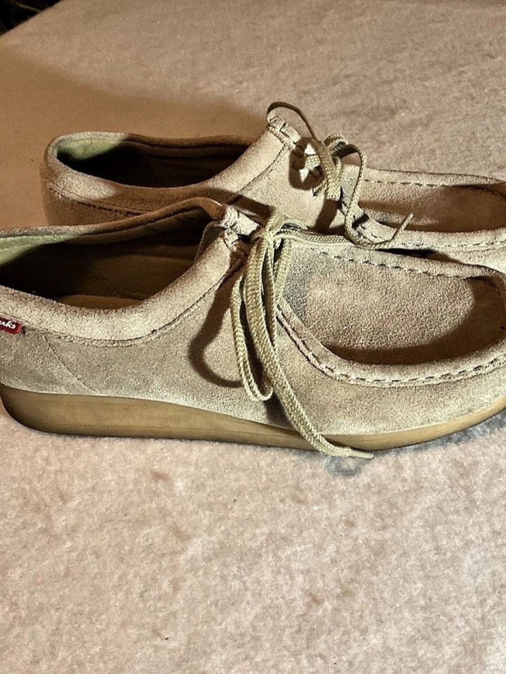 Clarks Wallabee Lo Women's Lace-Up Moccasin Shoes in Beige